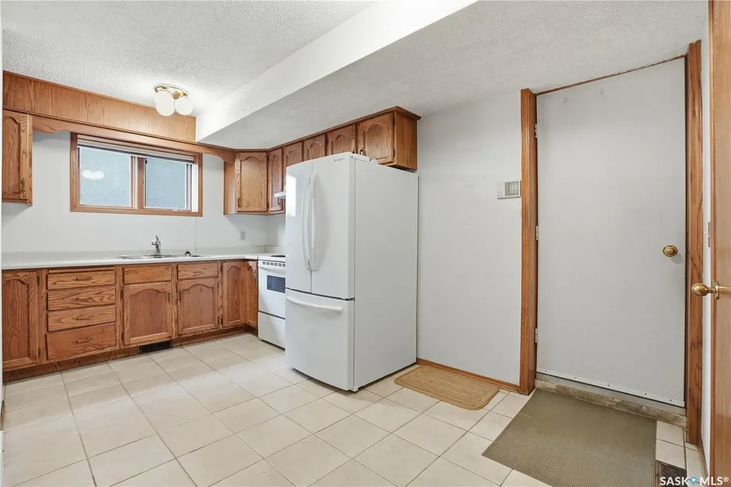 238 S Avenue N Saskatoon SK S7L 2Z8