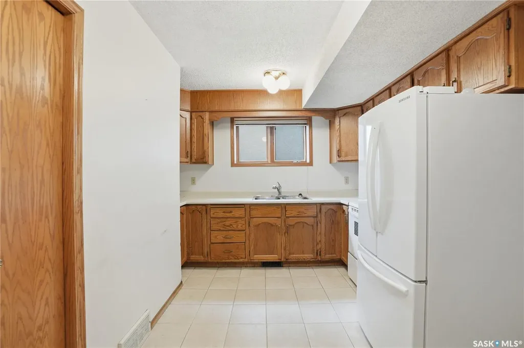 238 S Avenue N Saskatoon SK S7L 2Z8