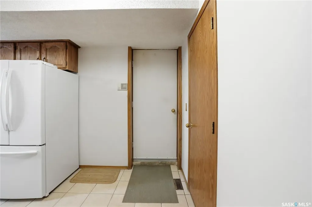 238 S Avenue N Saskatoon SK S7L 2Z8