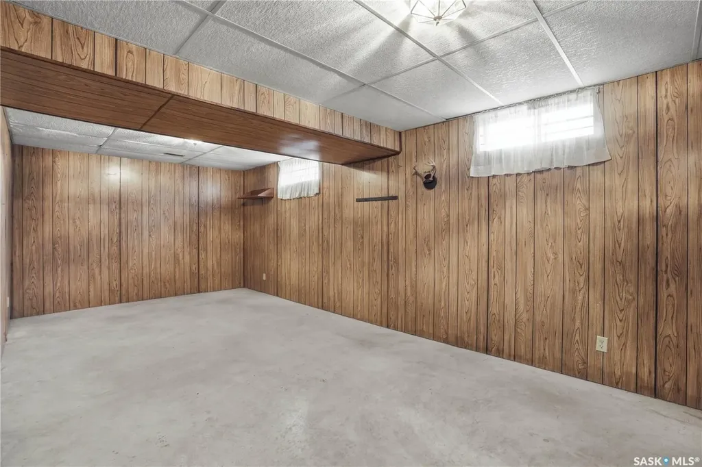 238 S Avenue N Saskatoon SK S7L 2Z8
