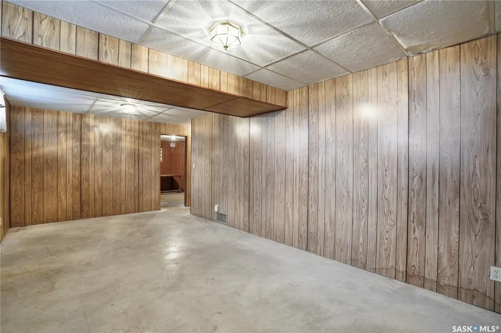 238 S Avenue N Saskatoon SK S7L 2Z8
