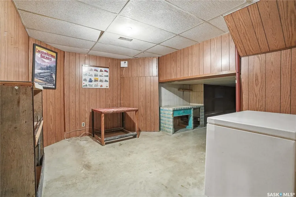 238 S Avenue N Saskatoon SK S7L 2Z8