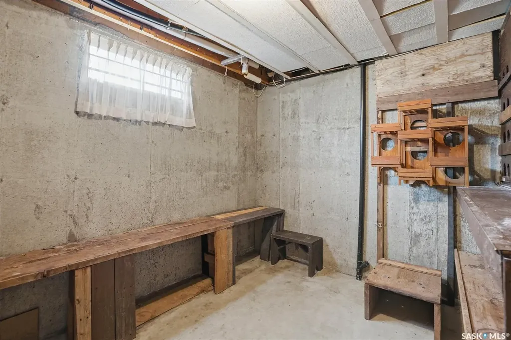 238 S Avenue N Saskatoon SK S7L 2Z8