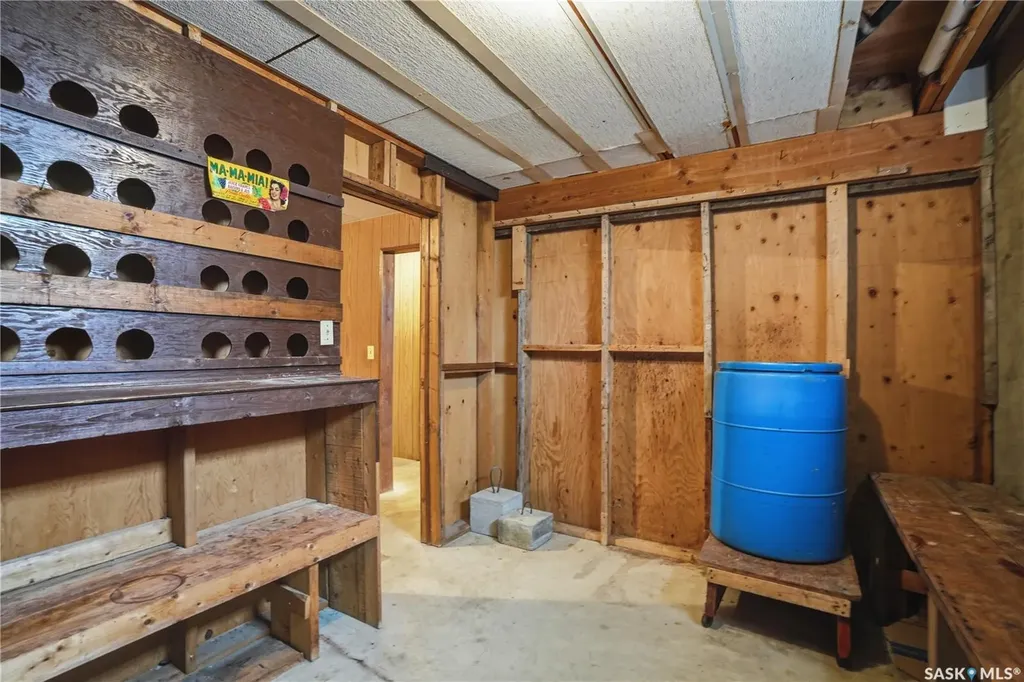 238 S Avenue N Saskatoon SK S7L 2Z8