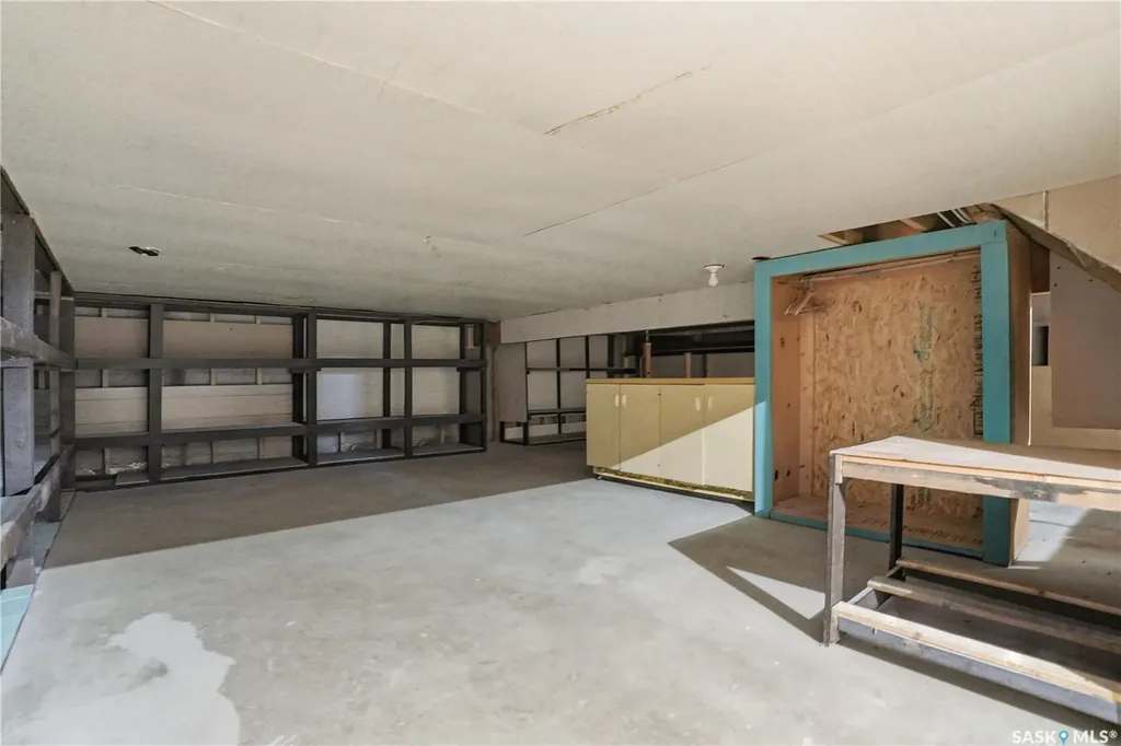 238 S Avenue N Saskatoon SK S7L 2Z8