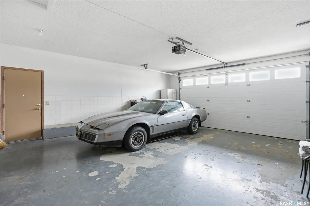 238 S Avenue N Saskatoon SK S7L 2Z8