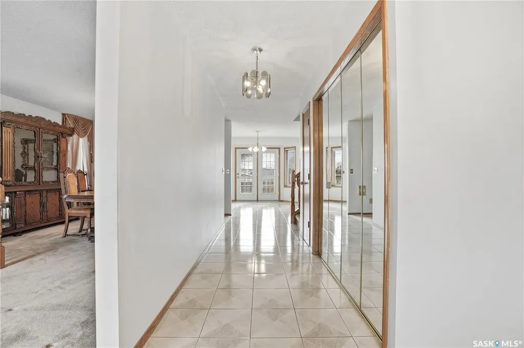 238 S Avenue N Saskatoon SK S7L 2Z8
