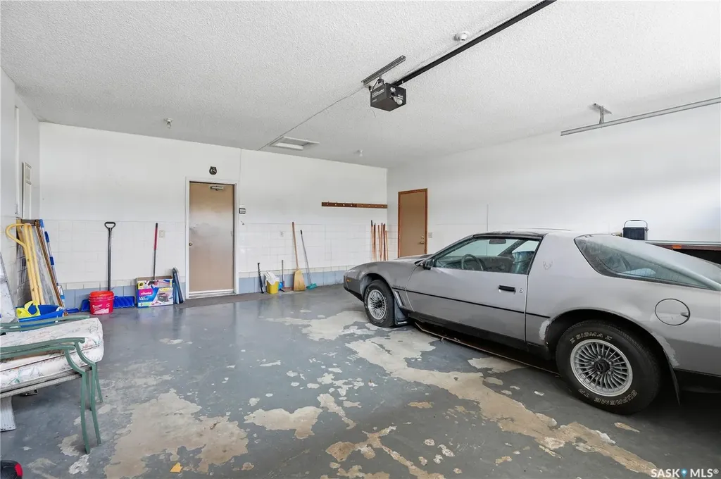 238 S Avenue N Saskatoon SK S7L 2Z8