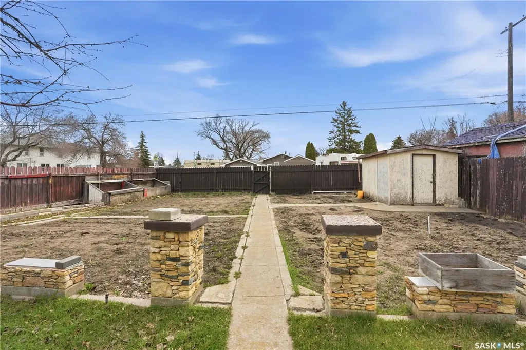 238 S Avenue N Saskatoon SK S7L 2Z8