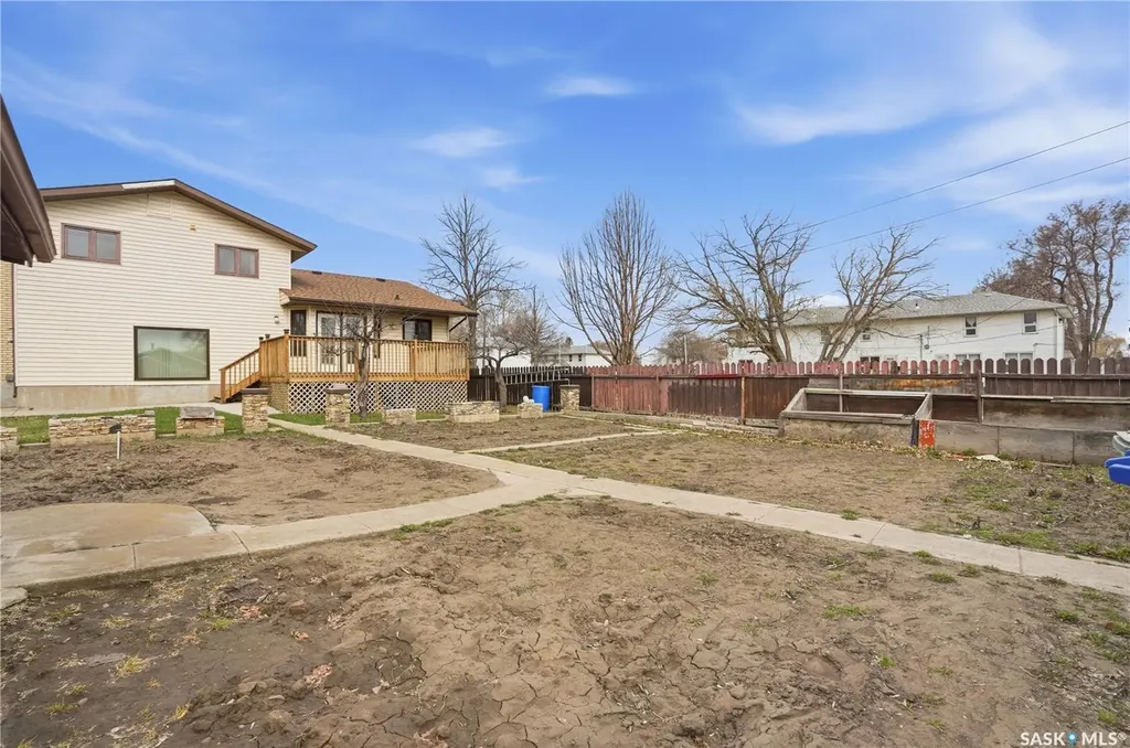 238 S Avenue N Saskatoon SK S7L 2Z8