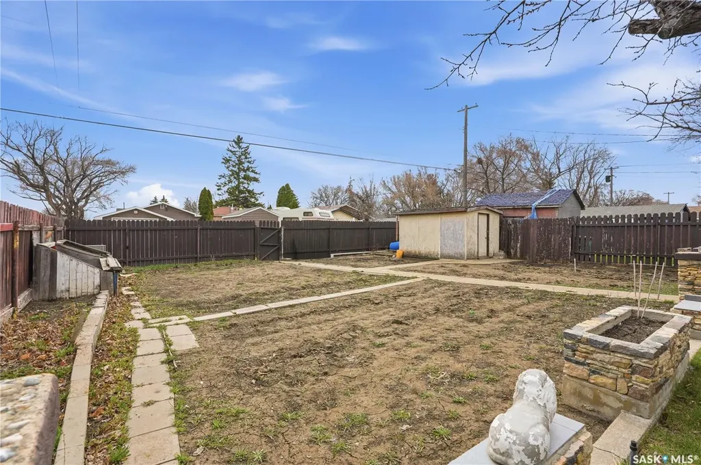 238 S Avenue N Saskatoon SK S7L 2Z8