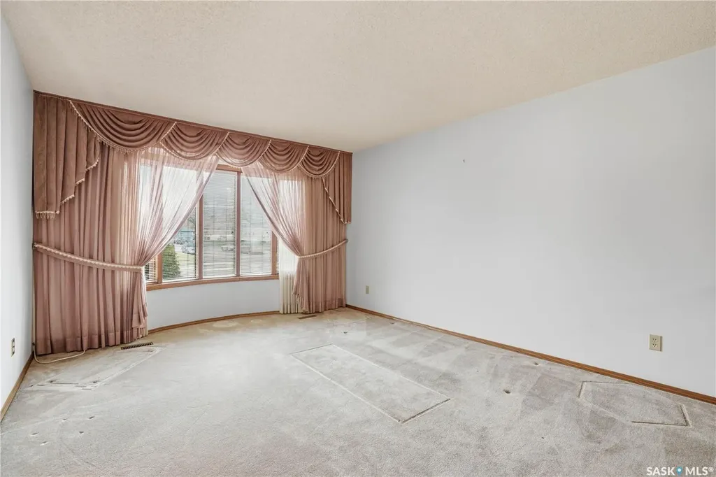 238 S Avenue N Saskatoon SK S7L 2Z8