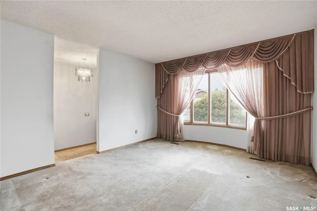 238 S Avenue N Saskatoon SK S7L 2Z8