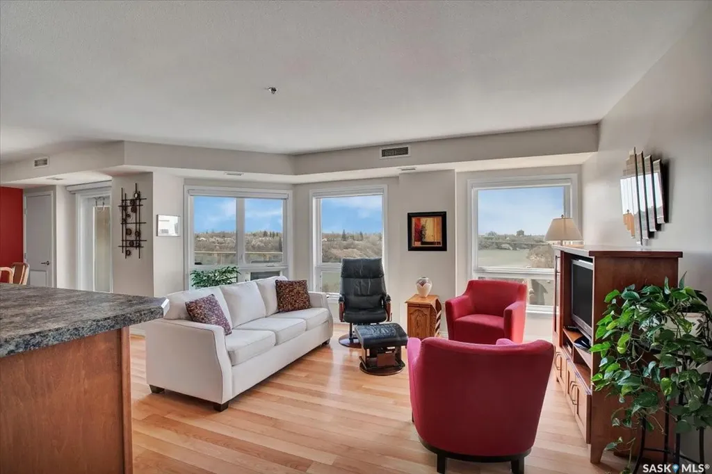902 Spadina Crescent E Saskatoon SK S7K 0G8