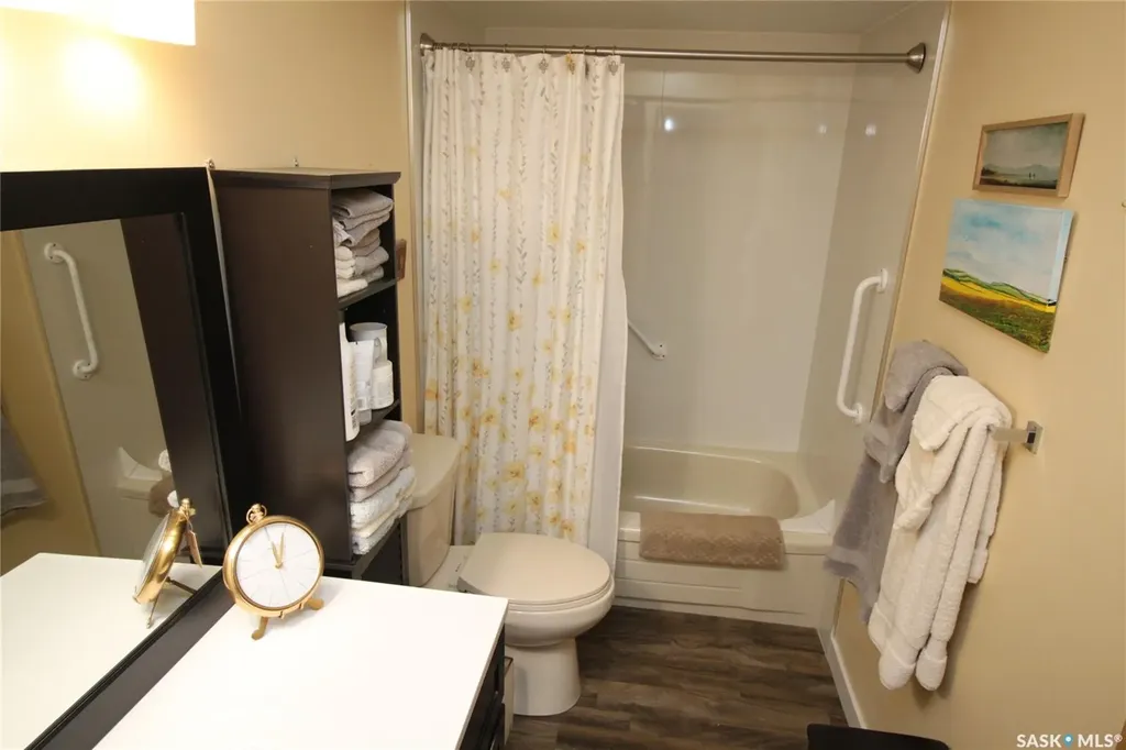 2013 Arlington Avenue Saskatoon SK S7J 2H6