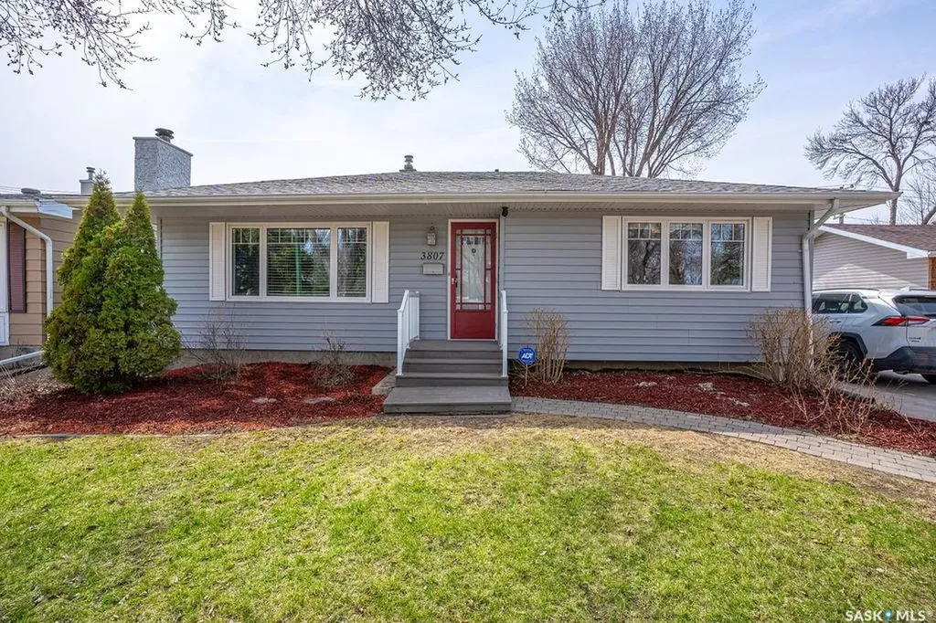 3807 Lakeview Avenue Regina SK S4S 1H3