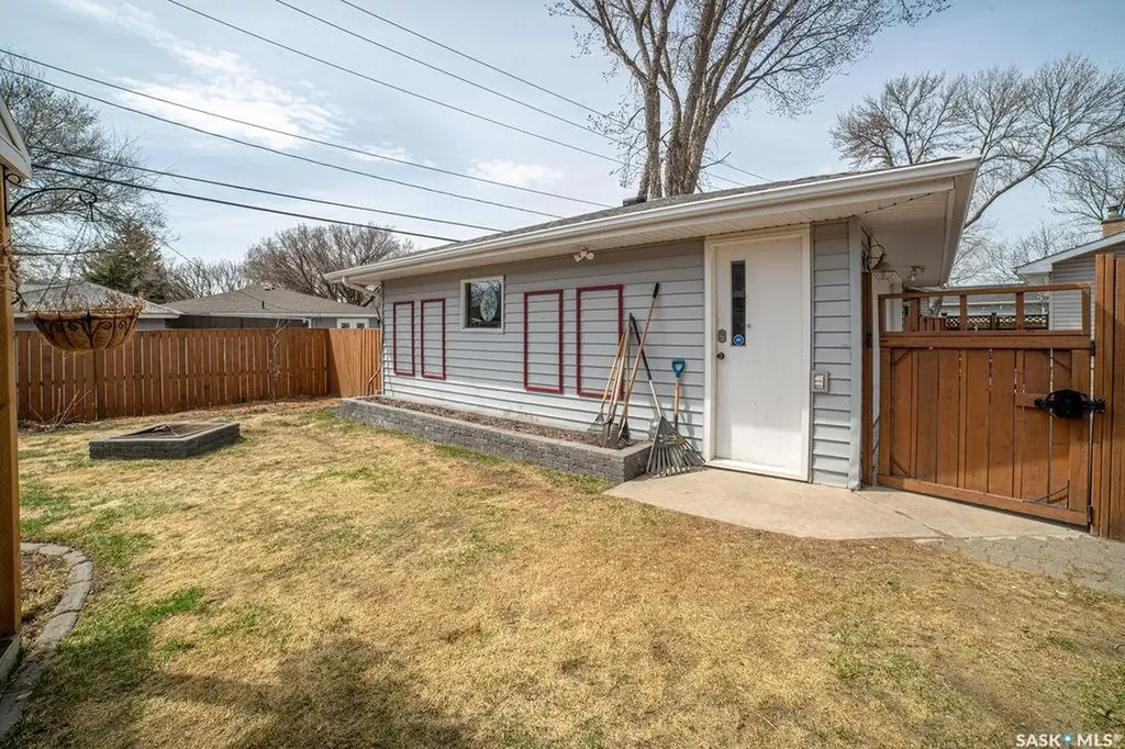 3807 Lakeview Avenue Regina SK S4S 1H3