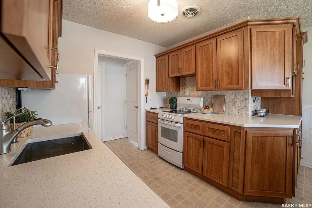 3807 Lakeview Avenue Regina SK S4S 1H3
