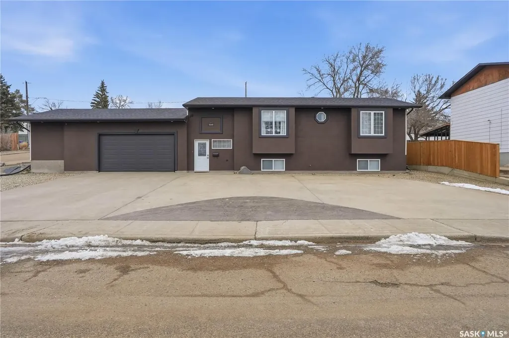 1068 Athabasca Street W Moose Jaw SK S6H 2E6