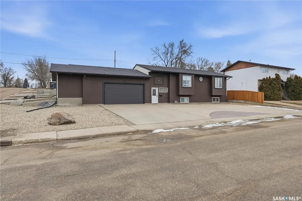 1068 Athabasca Street W Moose Jaw SK S6H 2E6