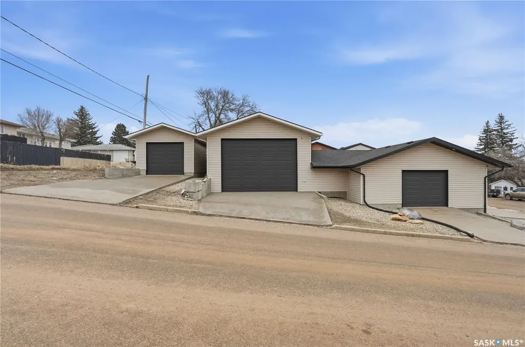 1068 Athabasca Street W Moose Jaw SK S6H 2E6