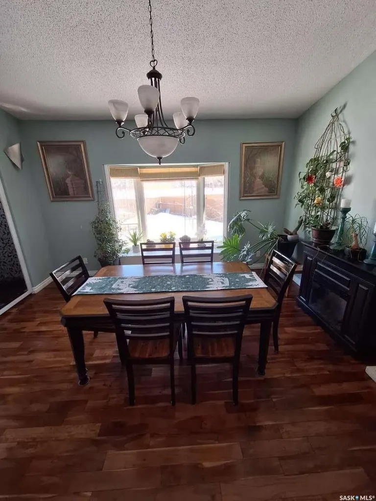 819 Morris Crescent N Regina SK S4X 2L6