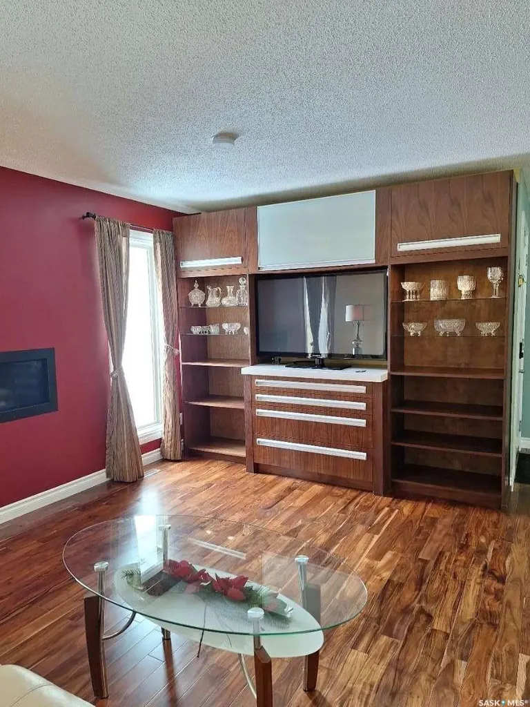 819 Morris Crescent N Regina SK S4X 2L6