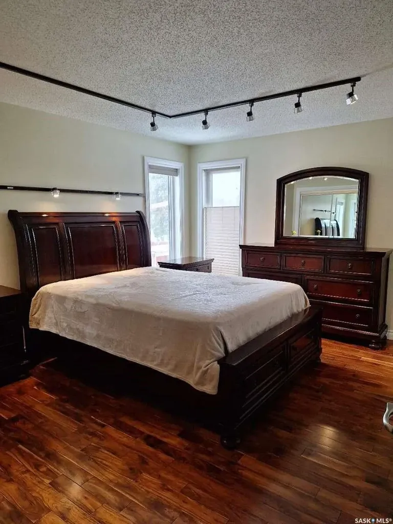 819 Morris Crescent N Regina SK S4X 2L6