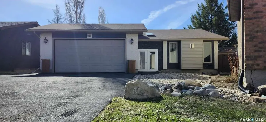 819 Morris Crescent N Regina SK S4X 2L6