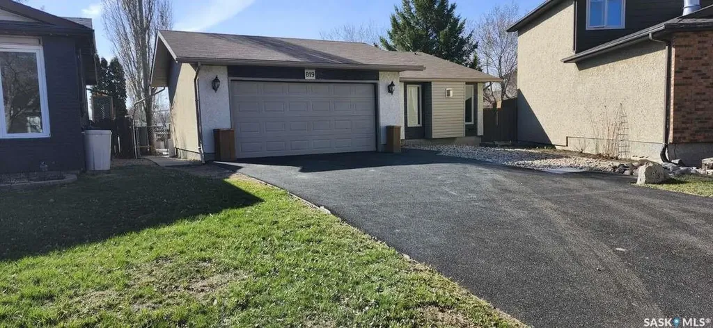 819 Morris Crescent N Regina SK S4X 2L6