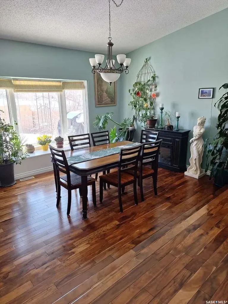 819 Morris Crescent N Regina SK S4X 2L6