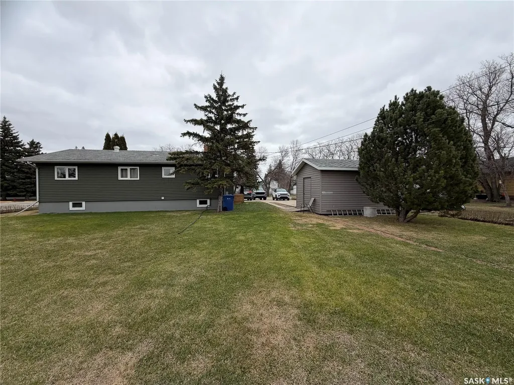 11 Rhodes Street Redvers SK S0C 2H0