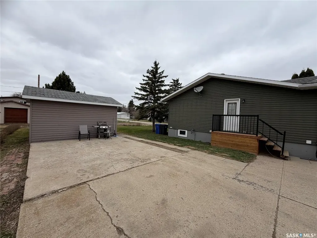 11 Rhodes Street Redvers SK S0C 2H0