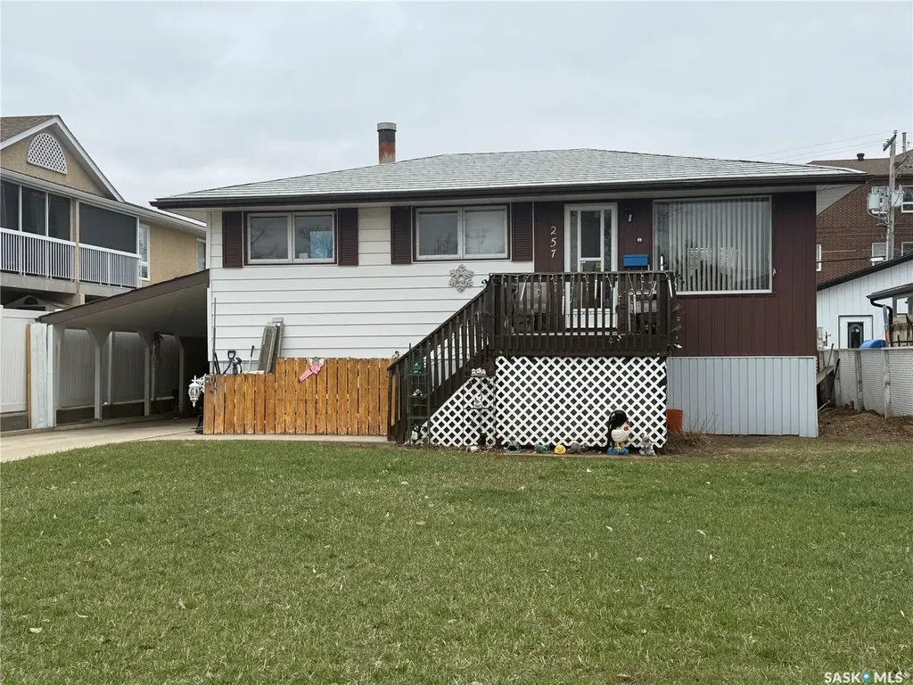 257 Hochelaga Street E Moose Jaw SK S6H 0N9