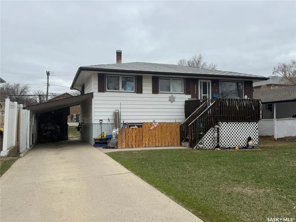 257 Hochelaga Street E Moose Jaw SK S6H 0N9