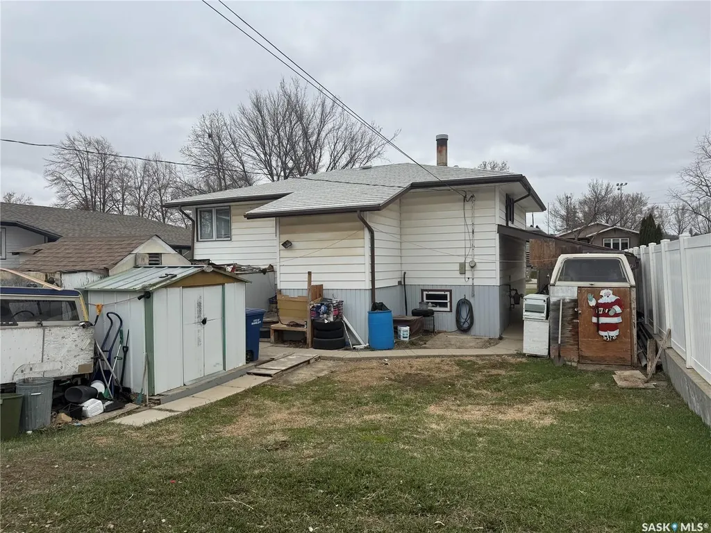 257 Hochelaga Street E Moose Jaw SK S6H 0N9