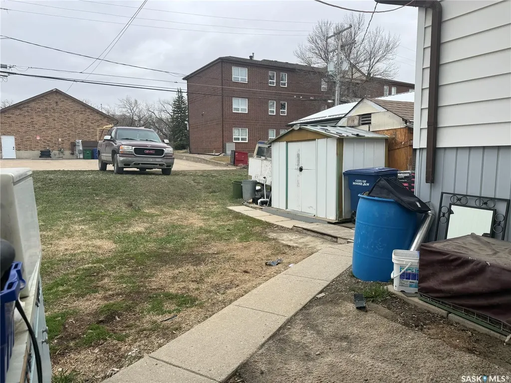 257 Hochelaga Street E Moose Jaw SK S6H 0N9