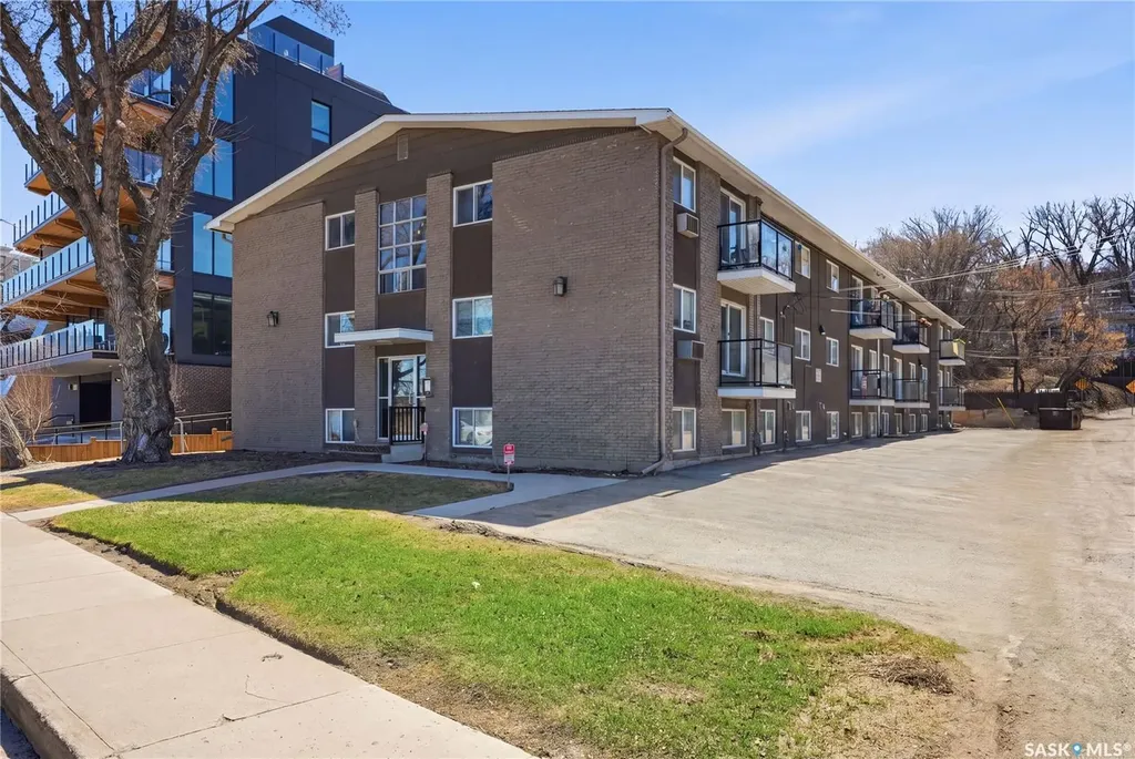208 Saskatchewan Crescent E Saskatoon SK S7N 0K6