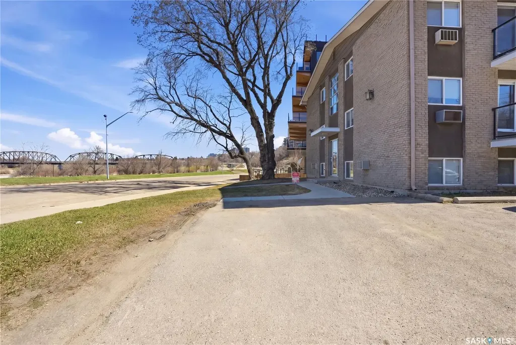 208 Saskatchewan Crescent E Saskatoon SK S7N 0K6