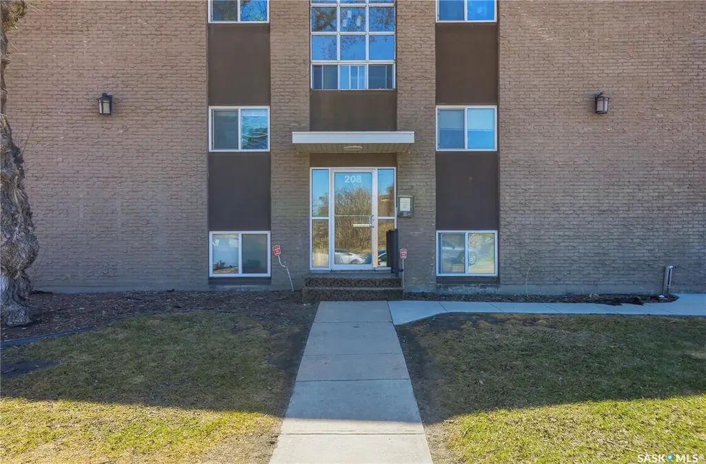 208 Saskatchewan Crescent E Saskatoon SK S7N 0K6