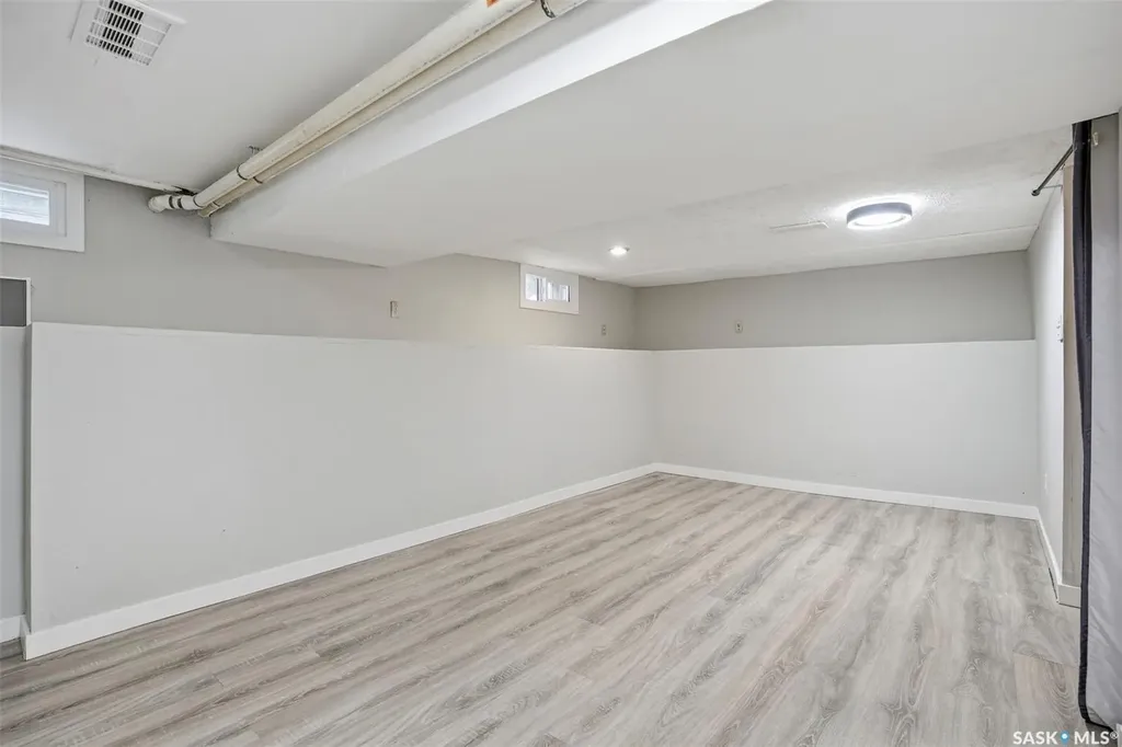1721 E Avenue N Saskatoon SK S7L 1V3