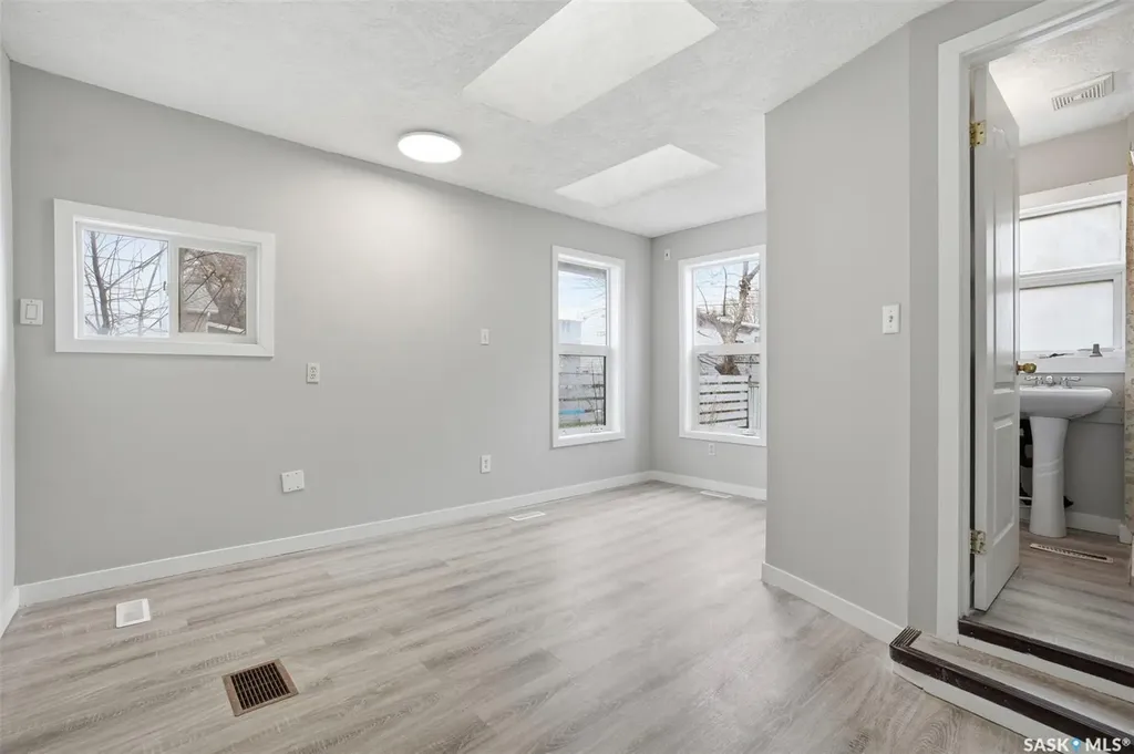 1721 E Avenue N Saskatoon SK S7L 1V3
