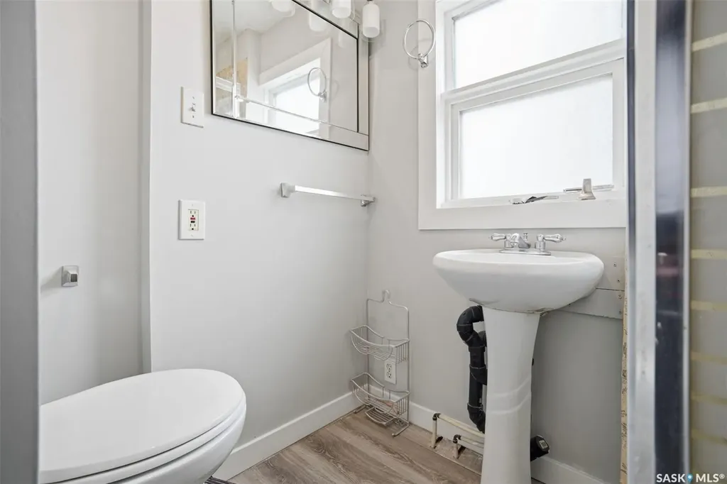 1721 E Avenue N Saskatoon SK S7L 1V3