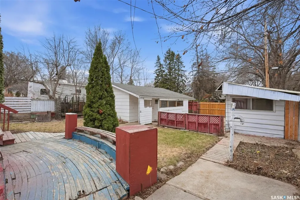 1721 E Avenue N Saskatoon SK S7L 1V3