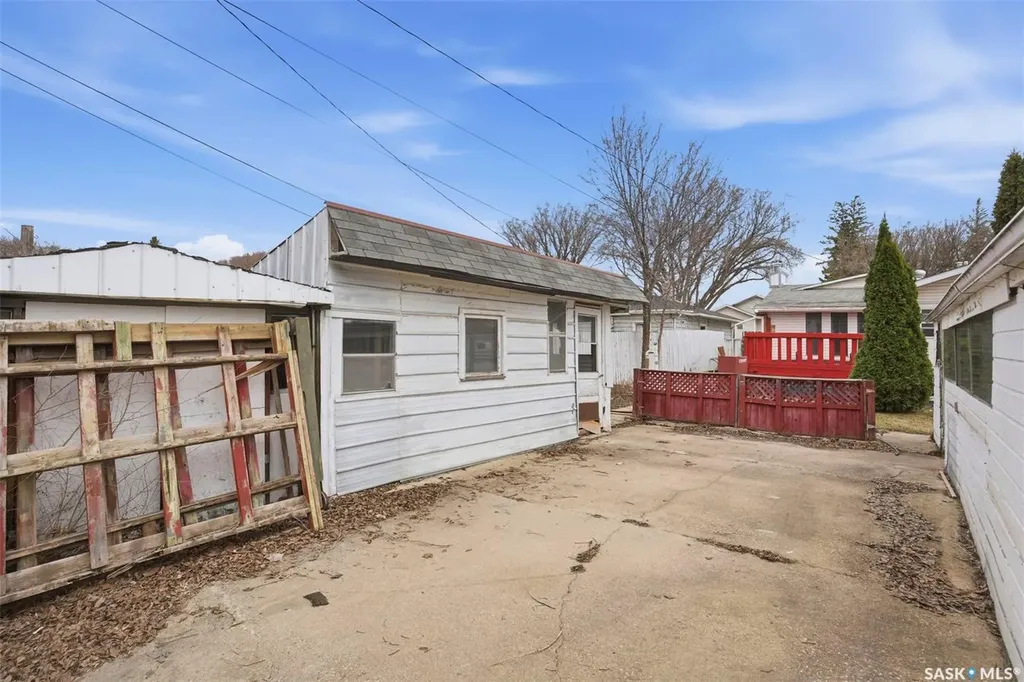 1721 E Avenue N Saskatoon SK S7L 1V3
