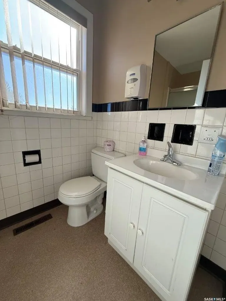 300/302 8th Avenue W Kindersley SK S0L 1S0