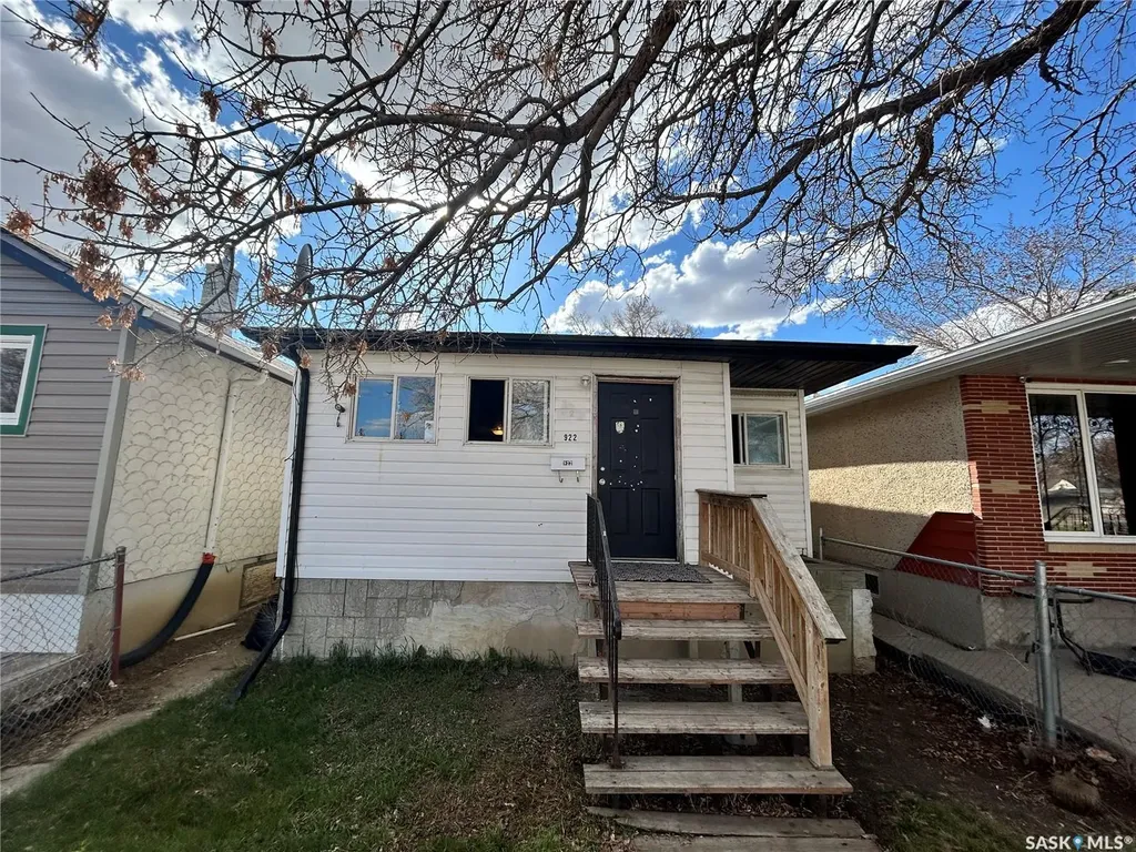 922 Garnet Street Regina SK S4T 2X5