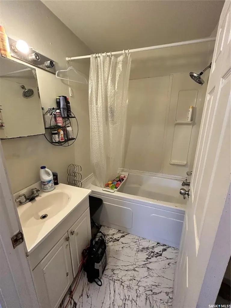 922 Garnet Street Regina SK S4T 2X5