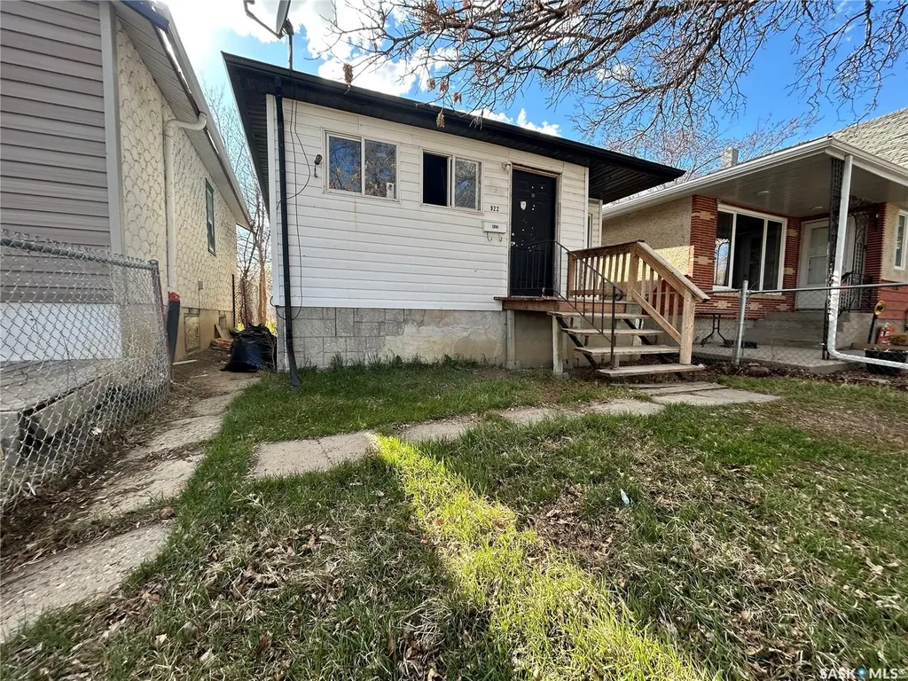922 Garnet Street Regina SK S4T 2X5