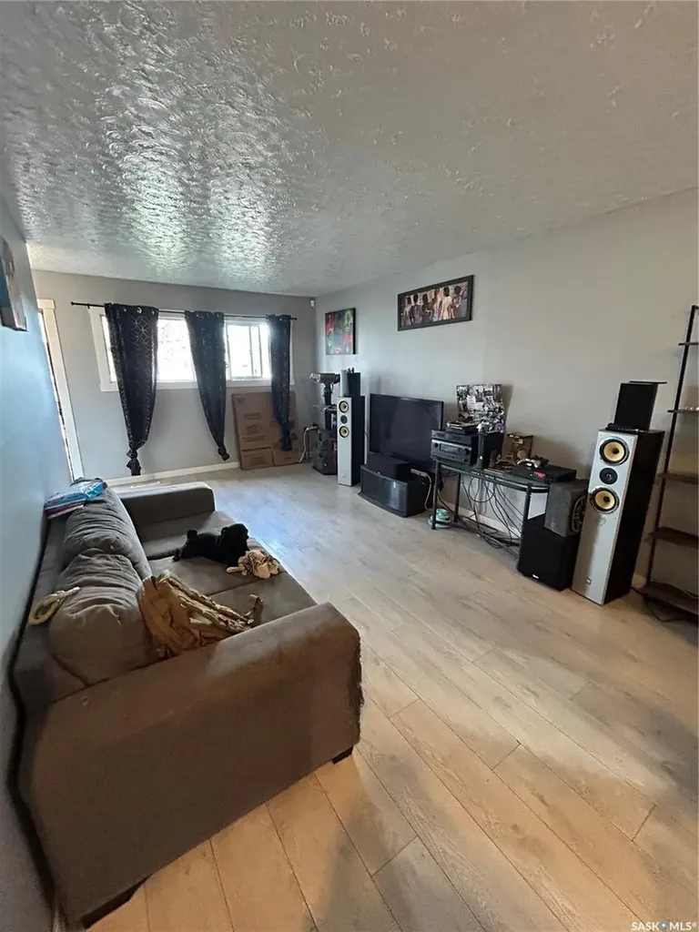 922 Garnet Street Regina SK S4T 2X5
